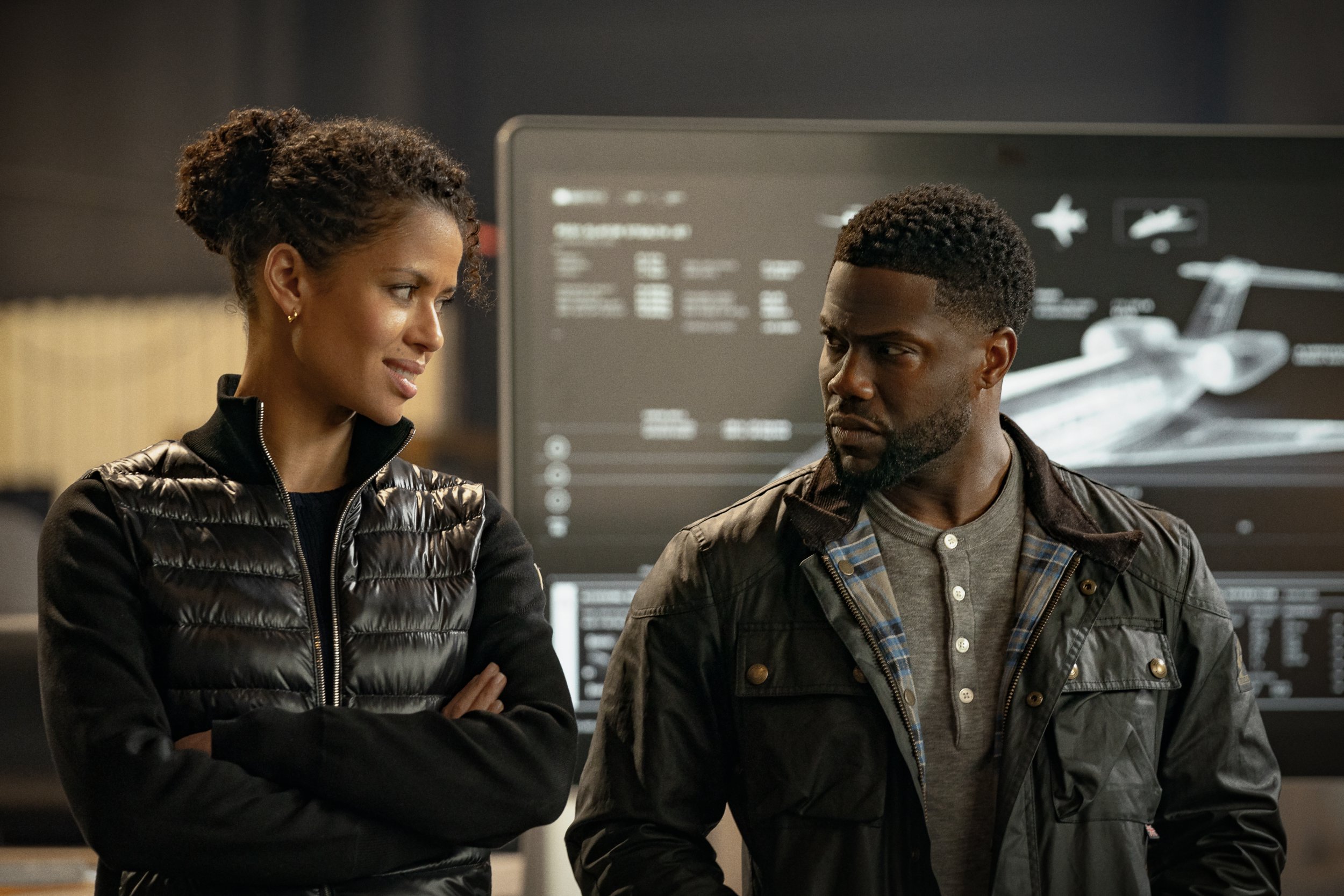 Kevin Hart as Cyrus, Gugu Mbatha-Raw as Abby in Lift